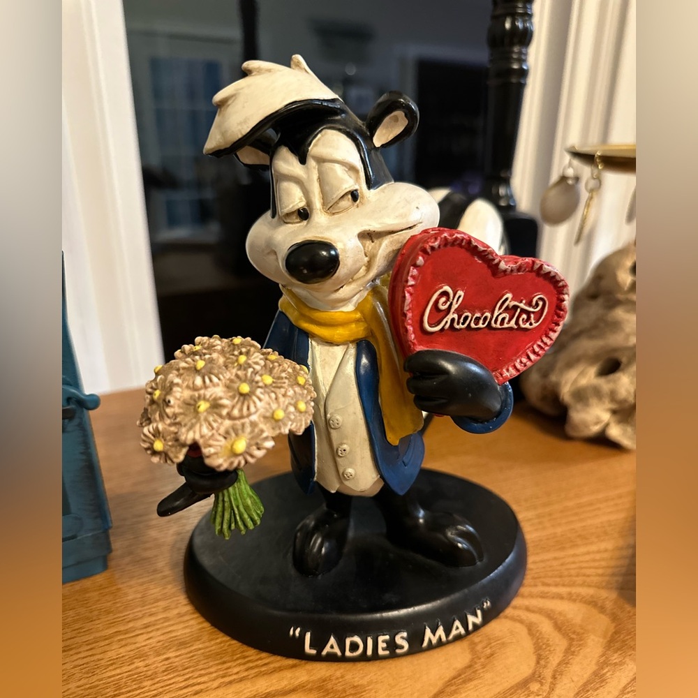 Vintage 1994 PEPE LE PEW "LADIES MAN" FIGURINE STATUE in EUC